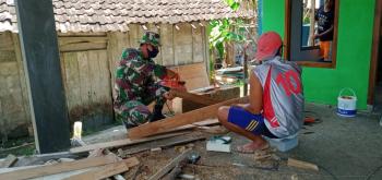 Progress Segera Rampung, Satgas TMMD Bojonegoro Kebut Pembuatan Daun Jendela